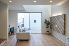 D棟　リビング上の窓から吹き抜けがあり明るい日差しが入ります。