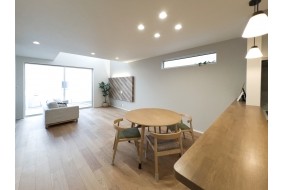 D棟　１９帖の広々LDKながらキッチンからリビングにいる家族の顔がいつでも見れます。