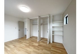施工事例　２階室内/各部屋にはクローゼットを完備。