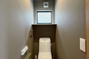 施工事例　２階トイレ/朝の「トイレ渋滞」を回避。就寝中に目が覚めても、暗い階段を降りることなく寝室近くで済ませられます。小さなお子様やご年配の方も安心です。