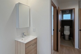 施工事例　２階洗面/2階にも洗面化粧台を設置し、朝の身支度やちょっとした手洗いにも便利。 化粧品や小物は鏡裏にすっきり収納でき、洗面まわりをきれいに保てます。
