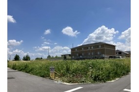南東側を見て撮影しました。 右側の道路は公道幅員約3ｍ～4ｍです。
