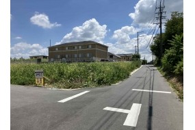 南東側を見て撮影しました。 右側の道路は公道幅員約3ｍ～4ｍです。