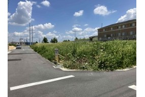 東側をみて撮影しました。 左側の道路は公道幅員約6ｍです。