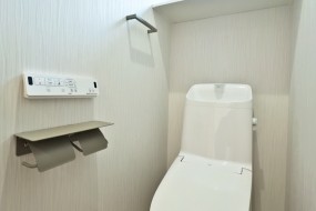 施工事例　２階トイレ/朝の「トイレ渋滞」を回避。就寝中に目が覚めても、暗い階段を降りることなく寝室近くで済ませられます。小さなお子様やご年配の方も安心です。