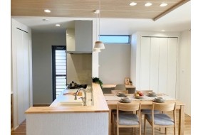 施工事例　LDK/対面キッチンのため配膳や片付けが短距離でスムーズに完了し、料理中も家族の様子を見守れます。