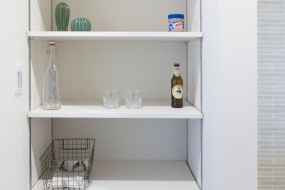 施工事例　パントリー/棚板が動かせるため、収納するものに合わせて位置を調整可能です。日用品やストック品の保管のほか、ゴミ箱置き場としてもご活用いただけます。