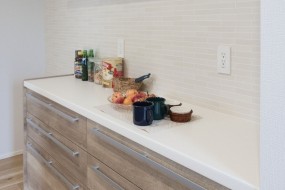 施工事例　カップボード/たっぷり入る収納で、かさばる食器や家電もスッキリ整理整頓。ゆとりあるカウンターは、忙しい毎日の家事をスムーズに支えます。