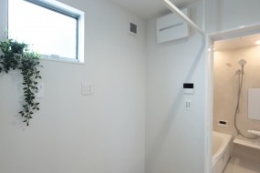 施工事例　脱衣室/洗濯時の物干しのハンガーバーを用意しましたので雨の日や花粉が気になる季節は室内干しができます。乾太くんを設置できます。