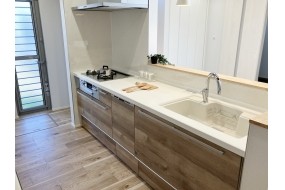 施工事例　キッチン/食洗機、タッチレス水栓、水無両面焼ガスコンロ、お手入れの楽なスリムレンジと人工大理石シンクが標準設備です。