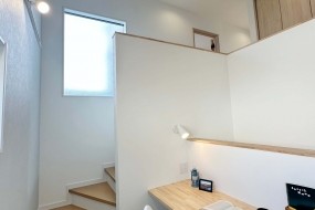 施工事例　階段踊り場の書斎(A棟)/別角度の写真です。