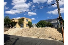 南公道より北方向を撮影した現地写真です。 前面道路は公道幅員は約5.9mです。