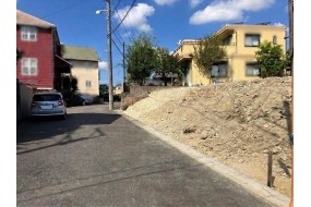 南公道より西方向を撮影した現地写真です。 前面道路は公道幅員は約5.9mです。