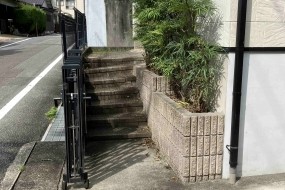 駐車場から玄関までの階段です。
