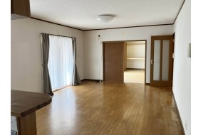 LDK/キッチン側からリビングを見た写真です。