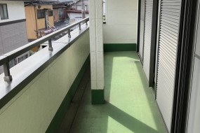 バルコニー/洋室②と洋室③から出入りできます。日当たり良好です。