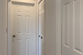 【B棟】２階廊下に向き合うドアは白いものを使用して室内を明るくしています。