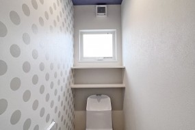 ２階のトイレです。水玉クロスがキュートです。