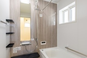 浴室乾燥暖房機と3モードミストシャワーのある浴室です。