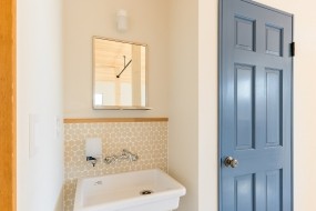 ２階の造作洗面とトイレの青いドアがここにしかないアイテムです。