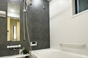 １坪タイプの浴室乾燥暖房機付きお風呂。保温性の優れた浴槽と３モードのシャワー設置。