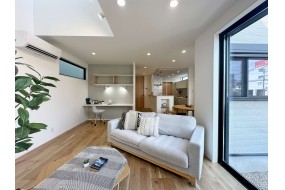 LDK　一部吹抜があり空間の広がりと上からの光が入るスペースです。南東の庭からもしっかり光が入り、ウッドデッキなど設置すると使い勝手よいスペースになります