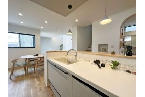 キッチンは食洗機、タッチレス水栓、人工大理石シンクカウンター、ガスコンロ、スリムコンセントが標準仕様