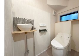 1階トイレは造作手洗器にタイル貼、収納棚もご用意しました