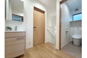 2階ホールにはお湯の出る洗面台を用意しました。身支度やお掃除に大活躍です