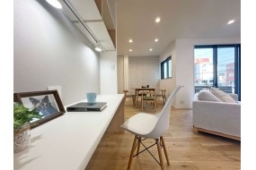 上部にウォールシェルフ付きのワークスペース