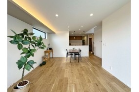 （A棟）内観写真　南向きの広々としたリビングです。電動シャッターが掃き出し窓にあり、静かに開閉可能です。