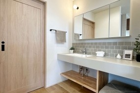 (A棟)造作洗面は1ｍ20ｃｍのワイドで座ってメークできる仕様になっています。お客様にも使って頂ける自慢出来るスペース間違いなしです。