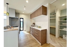 （A棟）キッチンの背面には洗面脱衣とアイロンカウンターも用意しました。天井にはハンガーパイプもあり奥様の家事も楽になります。