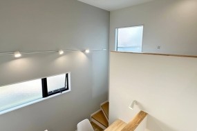 （A棟）吹抜けの空間に書斎を設けることで、家族の気配を感じながら集中できるスペースです。シーリングファンもあり、空調を気にされている方にも安心頂ける間取りです。