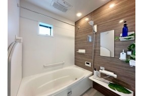 （A棟）１坪タイプの浴室暖房乾燥機付バス。ダブル保温構造でお湯が冷めにくいサーモスバスS、スイッチ付エコアクアシャワーSPAはウルトラファインバブルのミスト・パワーマッサージ・アクアスプレーの３タイプ