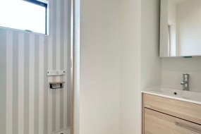 (A棟）1階にも洗面化粧台がありますが当社は2階にもお湯のでる洗面化粧台があります。お化粧や歯磨きなどに利用でき、更には2階の雑巾がけや加湿器への給水など、とても喜ばれるアイテムです。