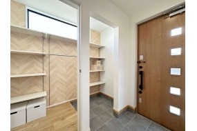 （A棟）玄関土間にはシューズクロークがあり可動棚に靴やアウターを収納し、そのまま室内に入れます。ホールに靴が散乱することなくお客様が来られた際にも、気持ちよくお出迎えすることが出来ます。