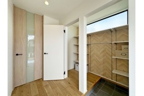 （A棟）シューズクロークは2WAYになっているので、 靴やアウターなどを収納して、リビングに入れるのも便利です。