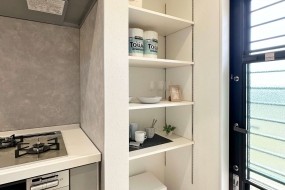 （A棟）キッチン奥にはパントリーと勝手口ドアがあります