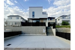 A棟：（A棟）外観写真。高台で眺め良い環境は最大の贅沢です。 間口7.7ｍ車3台駐車可能で奥行もあるので自転車も停められます。また南の庭もかなり広くBBQや夏のプール遊びにもピッタリです。