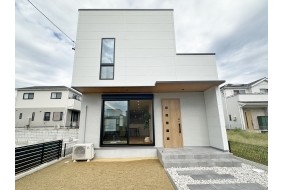 (A棟)リビングの掃き出し窓が大きく明るい南の日差しが入ります。お子様やペット等との時間を広いお庭で過ごされてはいかがでしょうか。