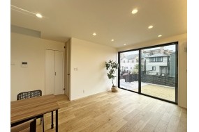 (A棟)リビングから南庭を見た写真