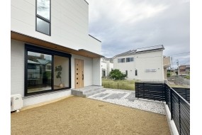 (A棟)高台の庭はプライベートなスペースとして有効利用できます。ウッドデッキや芝生で使い勝手良くして頂けます