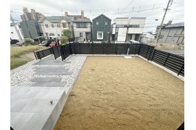 (A棟)南庭の幅約6ｍ(アプローチ含む)×奥行約5.4ｍがゆとりある暮らしに花を添えてくれます。