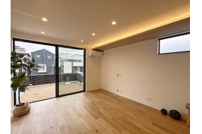 (A棟)リビングから南庭を見た写真