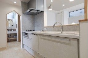 （C棟）キッチン　人大シンク、食洗機、タッチレス水栓、スリムレンジ、ガス水無両面焼きコンロが標準仕様です。