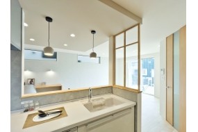 （C棟）キッチン　料理中も家族の会話が弾む対面キッチン。顔を見合わせながら、温かい団らんの時間を楽しめます。