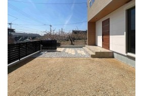 (C棟)南庭より西方向を方向を見た写真