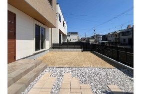 (C棟)高台の庭はプライベートなスペースとして有効利用できます。ウッドデッキや芝生で使い勝手良くして頂けます