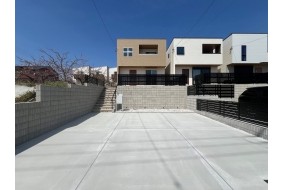 C棟：外観写真　駐車場から階段で上がることで、風景が変わり、ゆとりある庭のある暮らしをご提案する物件です。